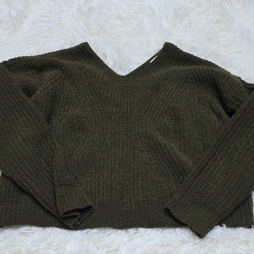 Elegant Dark Green V-Neck Sweater